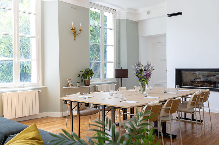 Salle de CODIR chaleureuse autour de Paris