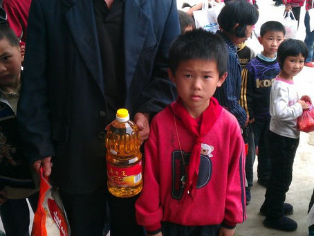 源 · 慰問貧困家庭學生