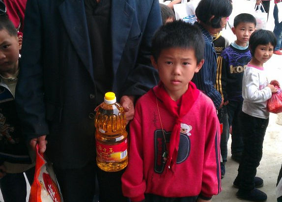 源 · 慰問貧困家庭學生