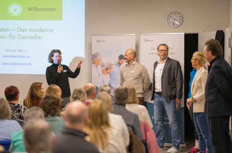 Rund 130 Gäste verfolgen einen Fachvortrag von Prof. Dr. Nicolai Worm zur nicht-alkoholischen Fettleber-Erkrankung im ACURA Gesundheitszentrum Pforzheim.