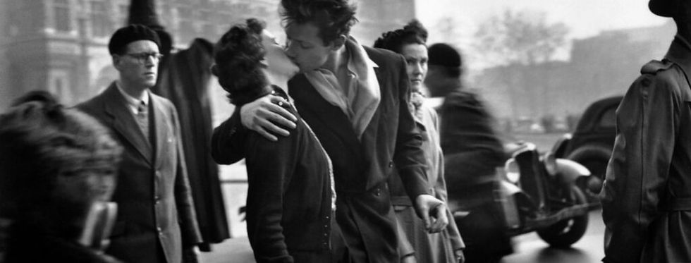 Le-Baiser-de-lHotel-de-ville-Paris-1950-©-Robert-Doisneau-1024x942.jpg