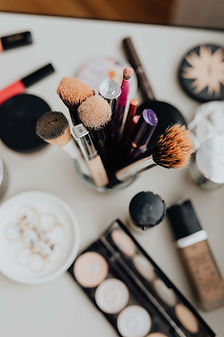 kaboompics_makeup-cosmetics-brushes-and-other-essentials-11187-2.jpg