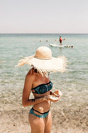 kaboompics_the-woman-in-the-beach-hat-ma