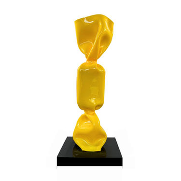 Sculptures de bonbons colorés réalisées par Laurence Jenkell, artiste contemporaine française renommée, également connue sous le nom de JENKELL. Ces œuvres emblématiques, en plexiglas, aluminium ou marbre, incarnent l’esprit du néo-pop art et sont disponibles à la vente à la galerie d’art contemporaine Artbyceline, située à Valence dans la Drome, avec une exposition permanente au Best Western plus Le Clos Syrah. Découvrez une sélection unique de bonbons torsadés, appelés “Wrapping Bonbons”, devenus symboles d’identité artistique, de transformation et d’hommage à la liberté. Art by Céline propose des œuvres d’art originales et puissantes pour les collectionneurs et amateurs d’art contemporain français et européen.
