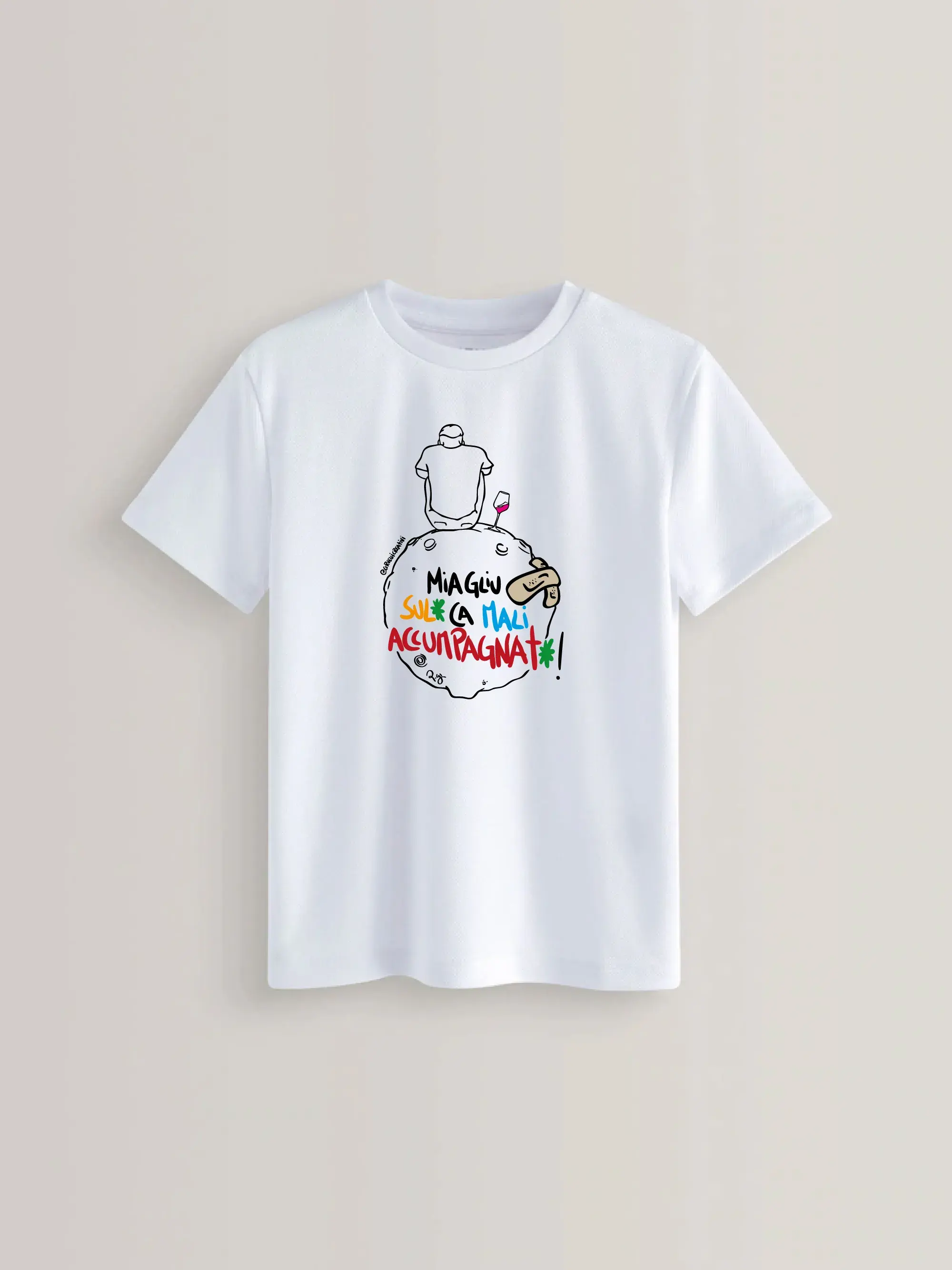T-shirt bianca con illustrazione in stile fumetto del proverbio calabrese Miagliu Sulu ca Mali Accumpagnatu piccolo principe