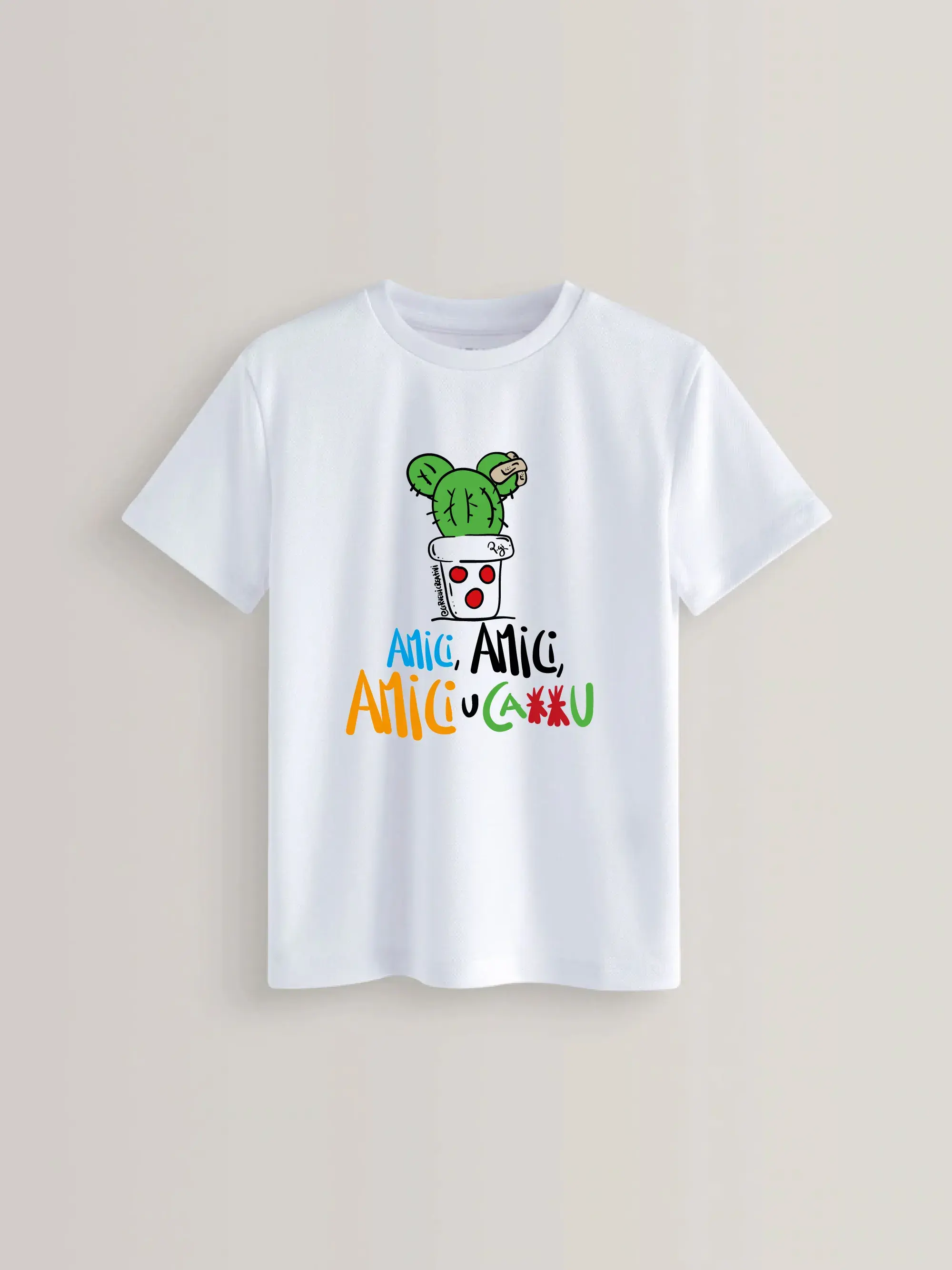 T-shirt bianca con illustrazione in stile fumetto del proverbio calabrese amici amici amici u cazzu topolino