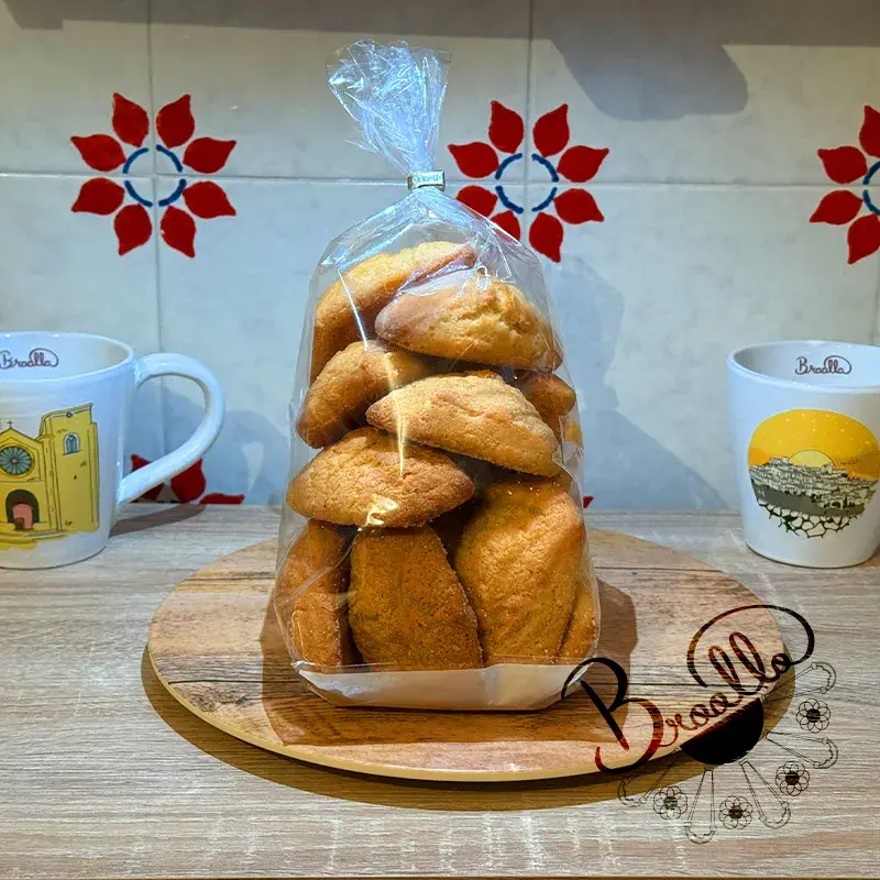 Thumbnail: Pastette da latte artigianali calabresi fatte a mano, dolci secchi tradizionali con farina, uova, olio d’oliva e limone.