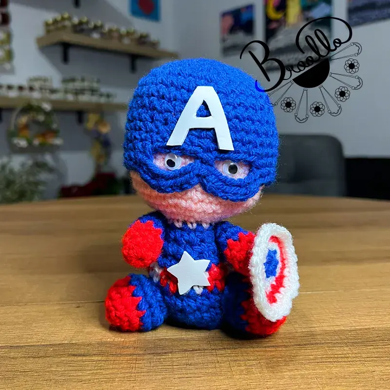 capitan america amigurumi pupazzo statuetta