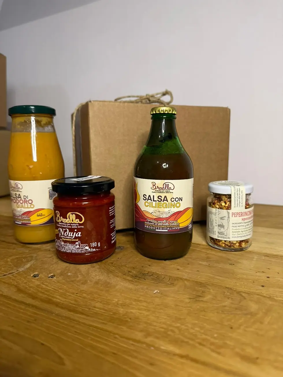 'Nduja artigianale, salsa di ciliegino calabrese, salsa di pomodoro giallo e peperoncino in polvere calabrese. Pacco da giù