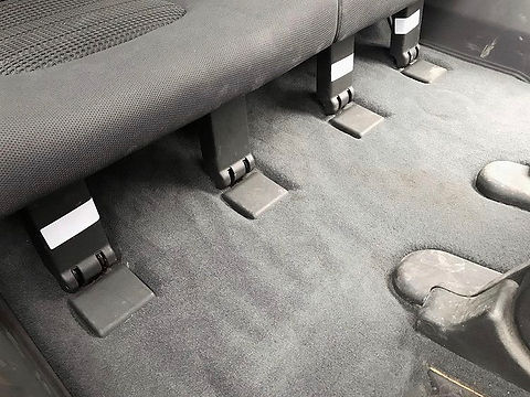 Čistý zadní koberec Nissan Pathfinder po tepování