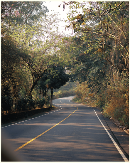 "fondo y a la derecha, siempre."