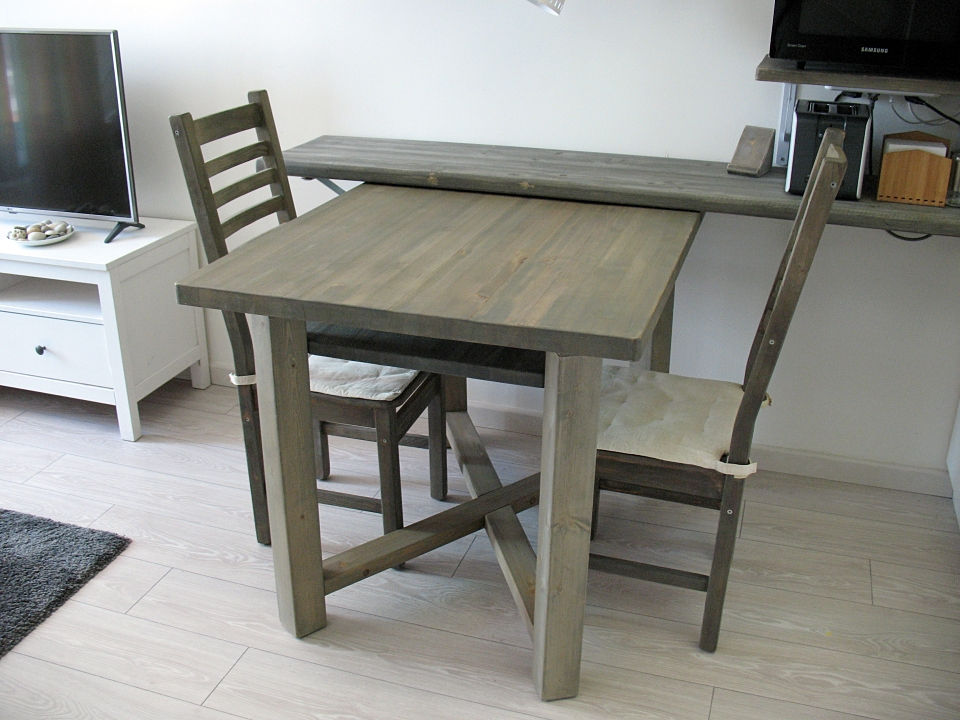 Стол с полкой