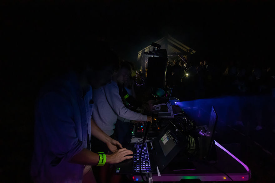 DJ et VJ en train de mixer
