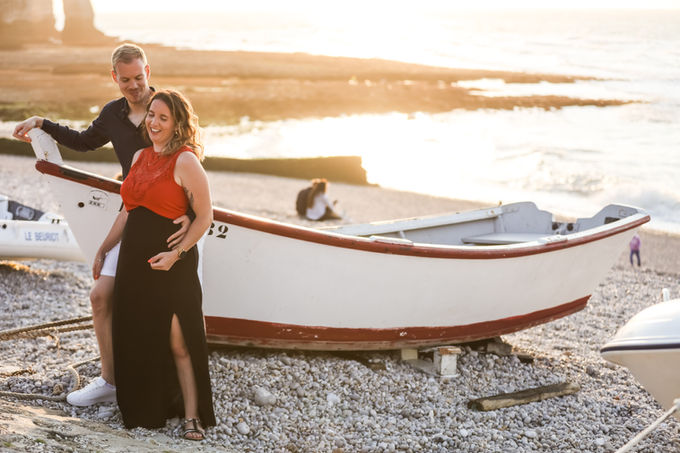 Une jolie séance photo de couple à Etretat avec une demande en mariage surprise sur la plage au couché du soleil !!!
