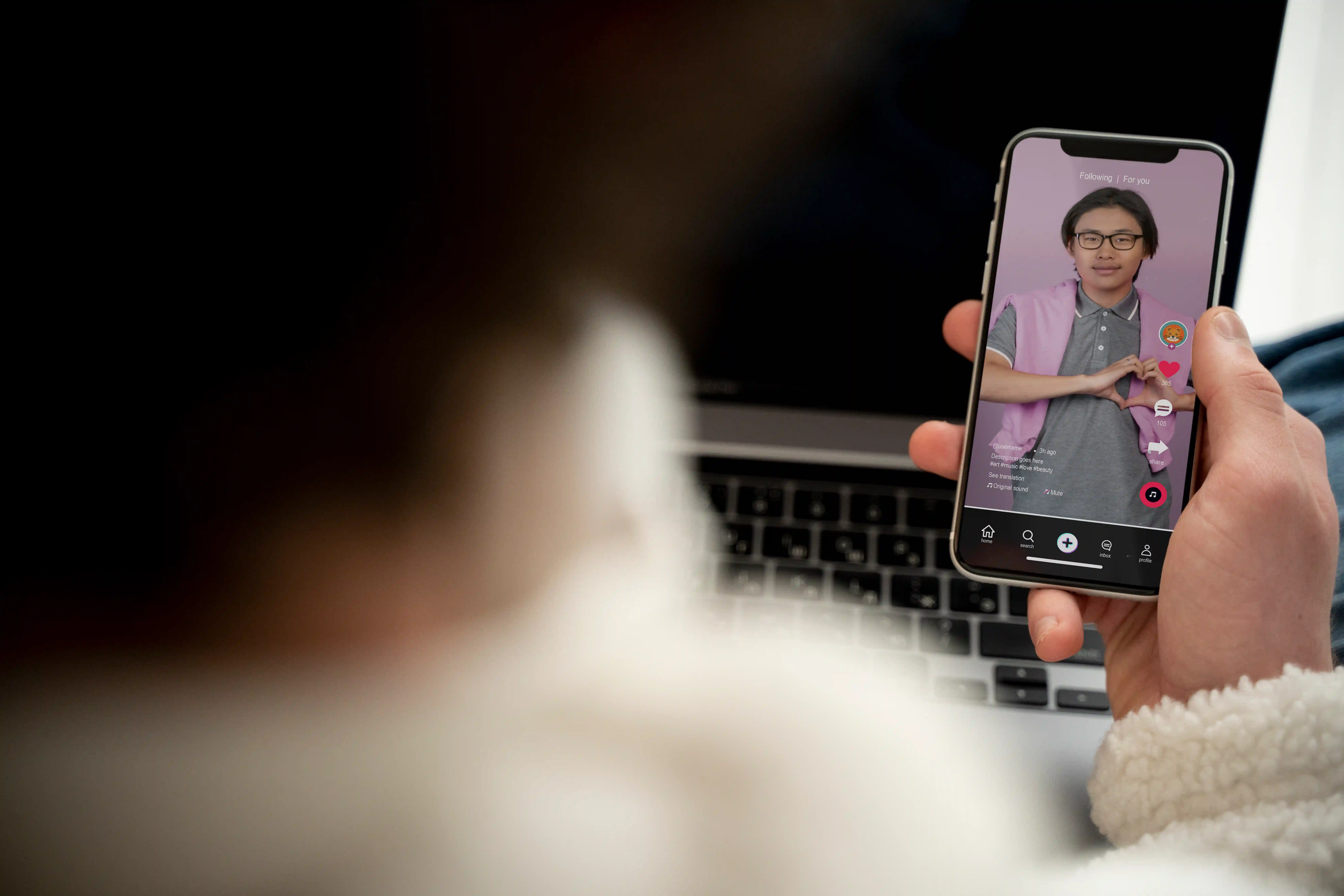 adolescente-che-guarda-un-video-usando-il-suo-smartphone-mentre-e-seduto-nel-suo-letto.web