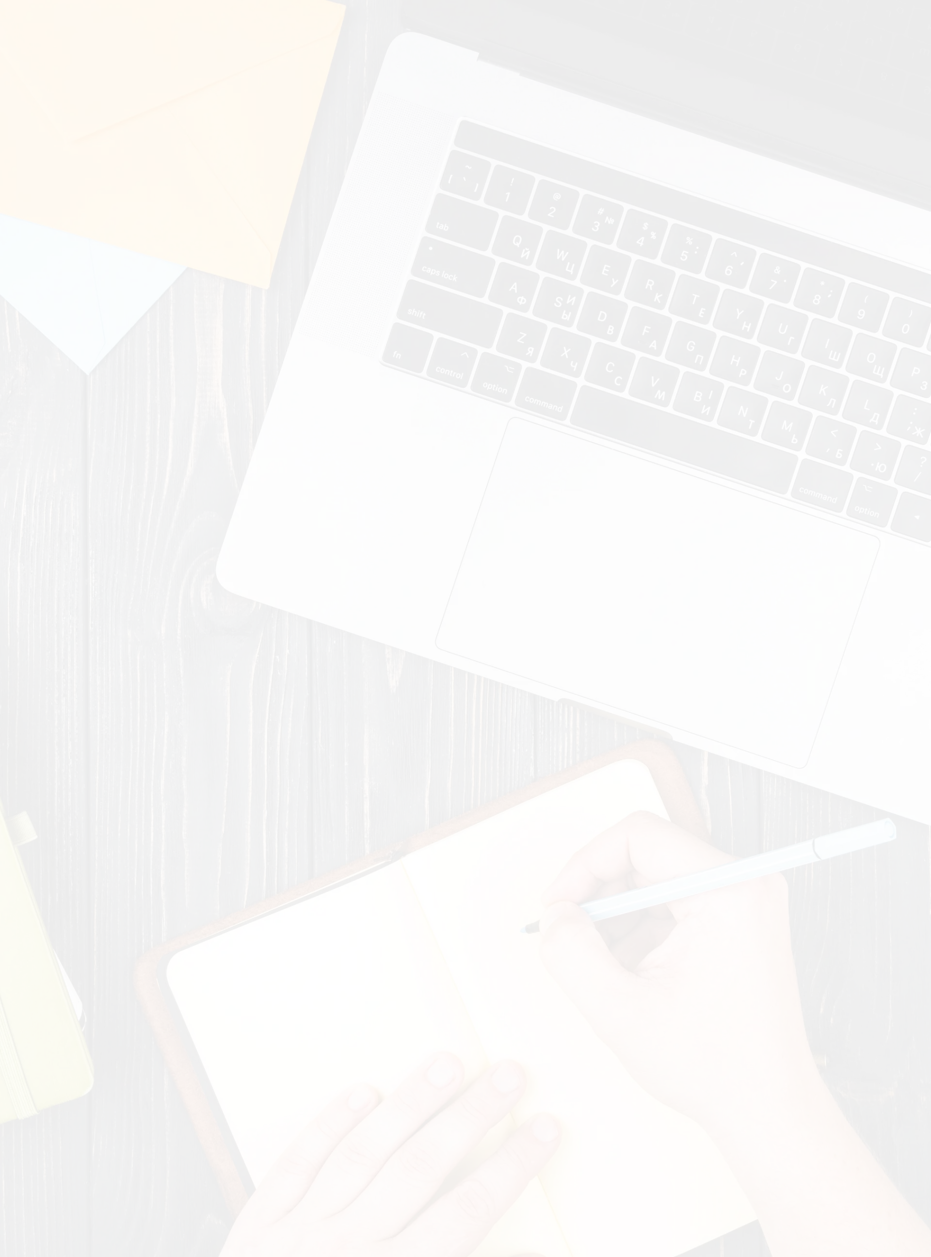 disposizione-di-scrivania-vista-dall-alto-con-una-persona-che-scrive 1.webp