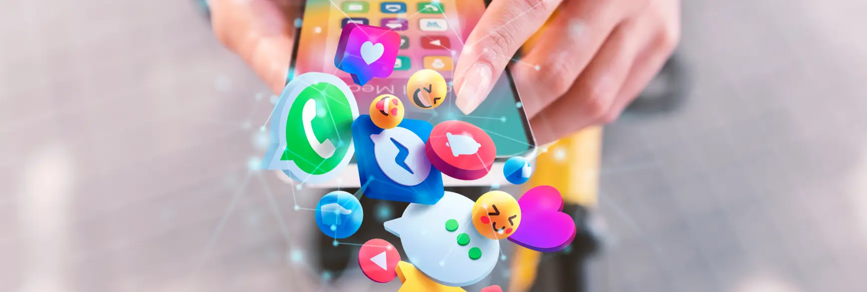 mani-che-tengono-il-concetto-di-social-media-dello-smartphone (1) 1.webp