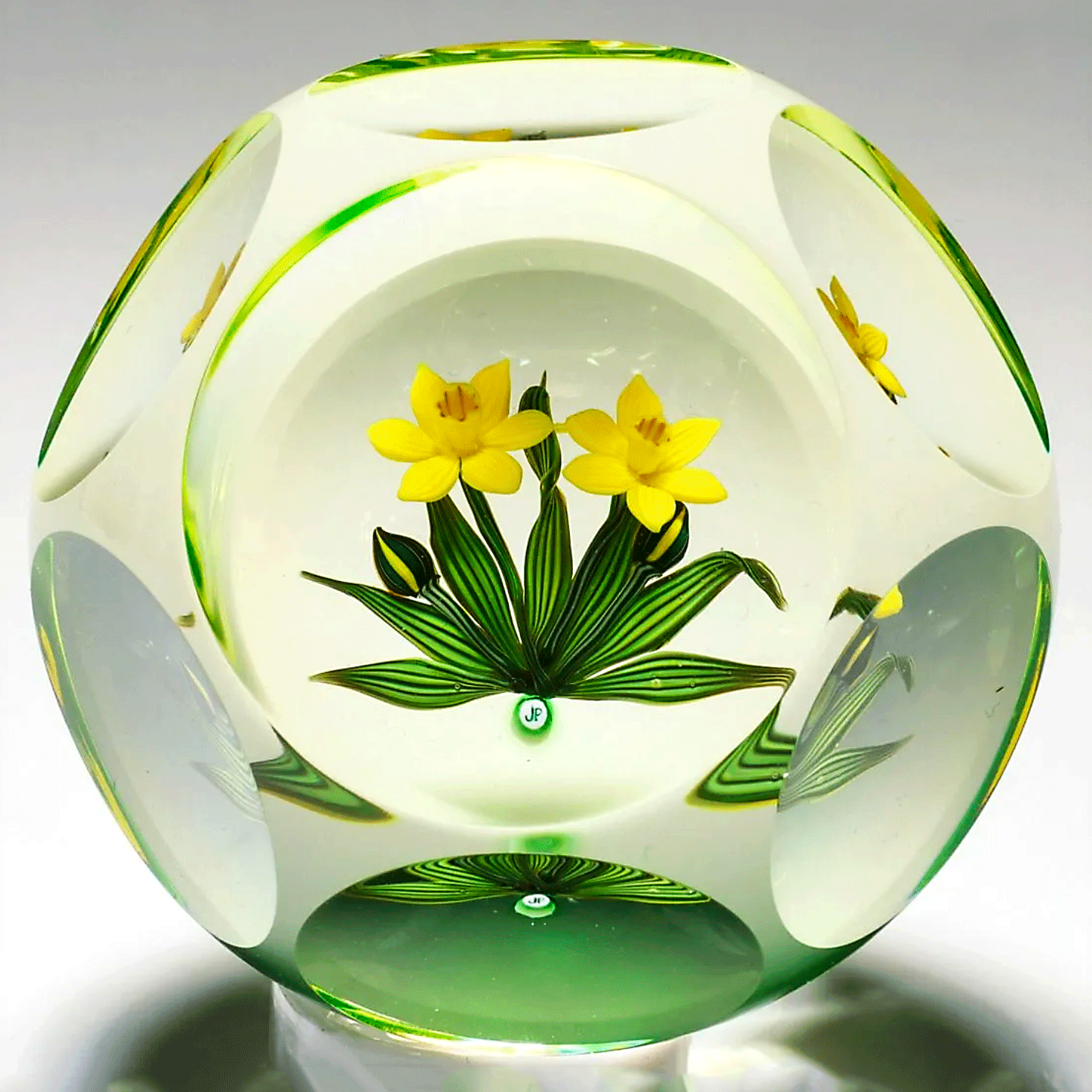 Faceted_Daffodil.gif