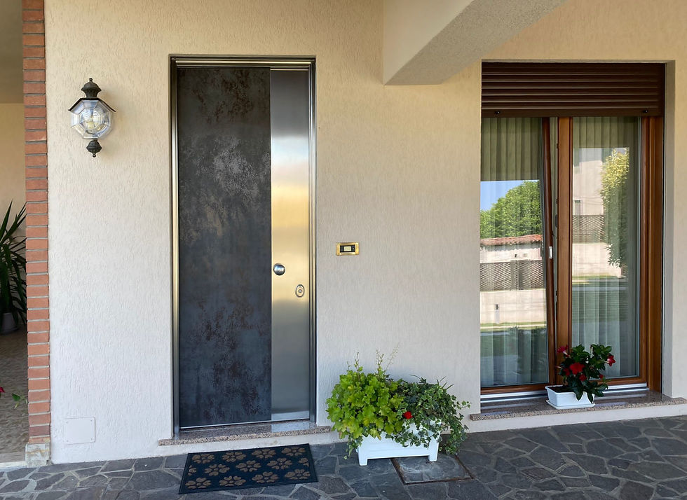 Porta blindata di design in gres e acciaio, perfetta combinazione di sicurezza, resistenza agli agenti atmosferici e stile contemporaneo per la casa.