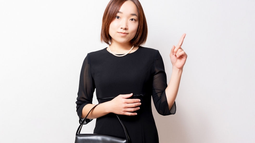 真言宗の考え方を紹介する女性