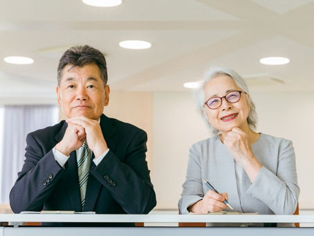 葬儀事前相談を受ける高齢者