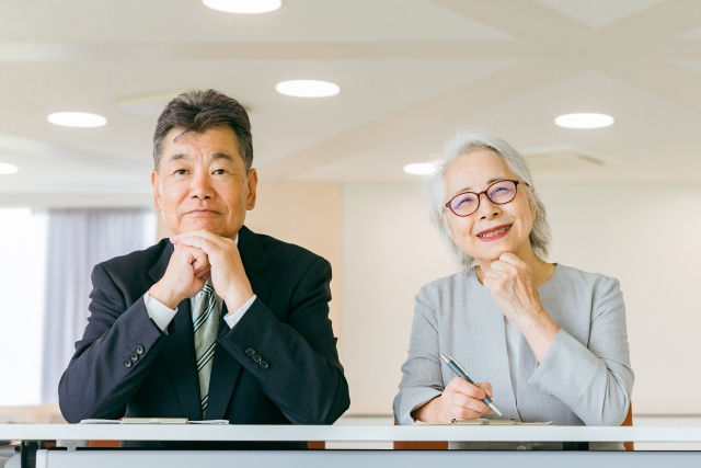 葬儀事前相談を受ける高齢者