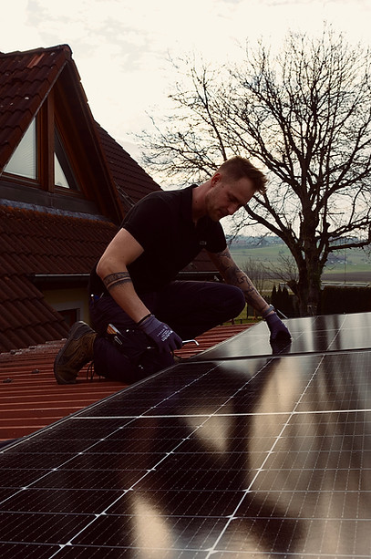 Ein Balkonkraftwerk wird installiert