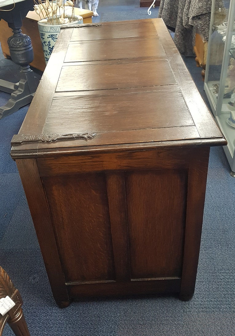 Thumbnail: Fine Oak Coffer