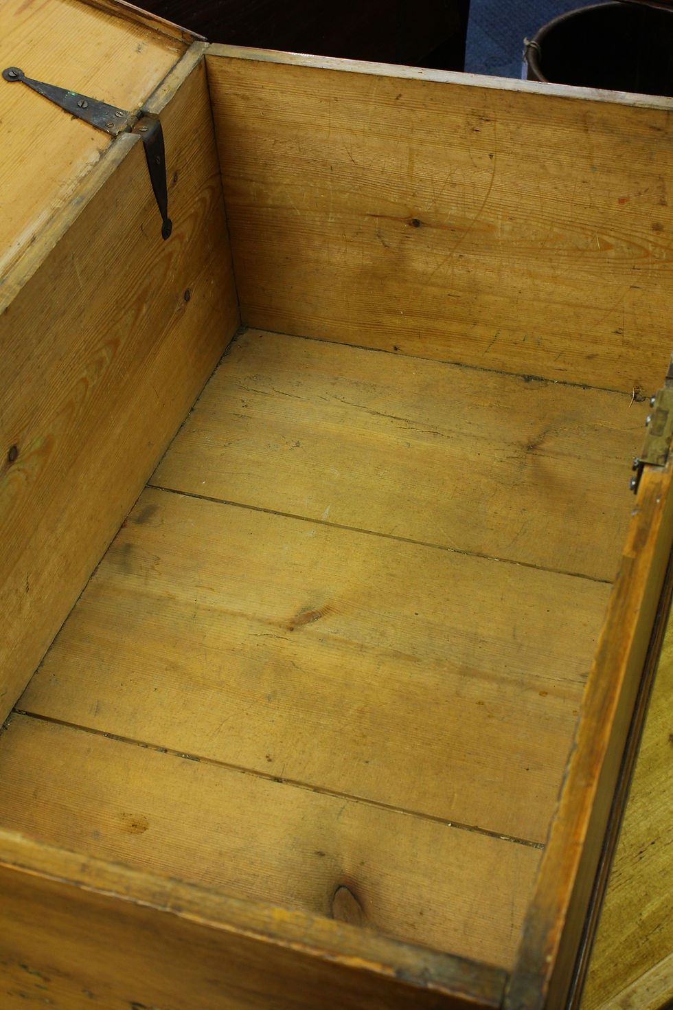 Thumbnail: Vintage small Pine Trunk