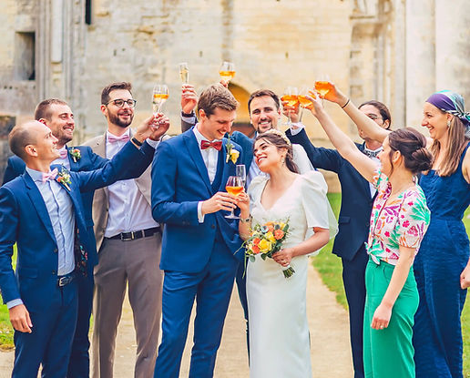 Le marié et ses témoins trinquent avec la mariée à la sortie de la cérémonie