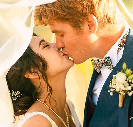 Baiser des mariés sous le voile, moment d'intimité et reportage mariage spontané à Lille.