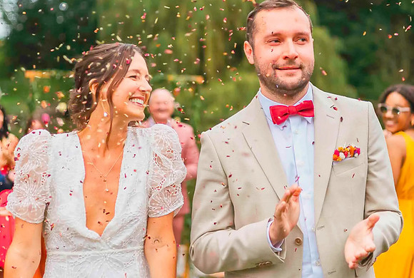 Reportage mariage à Lille : rires et jeté de confettis lors d'une cérémonie laïque spontanée et colorée dans le Nord.