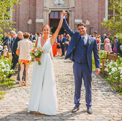 vive les mariés ! Sortie église mariage avec de la couleur et de la joie.