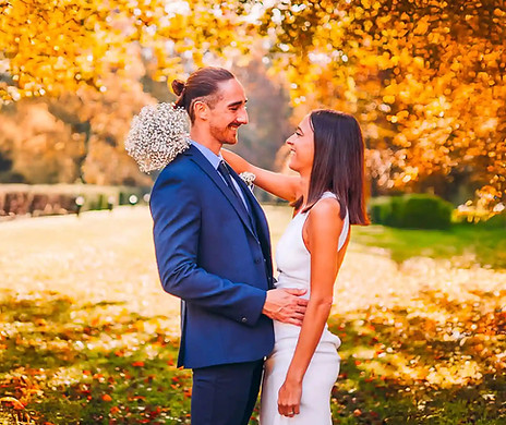 Regard complice des mariés sous la lumière dorée d'une golden hour, reportage mariage coloré à Lille.