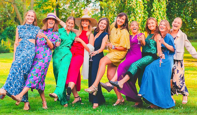 Photo de groupe de mariage dynamique à Lille : la mariée et ses témoins en tenues colorées, reportage spontané et joyeux dans le Nord.