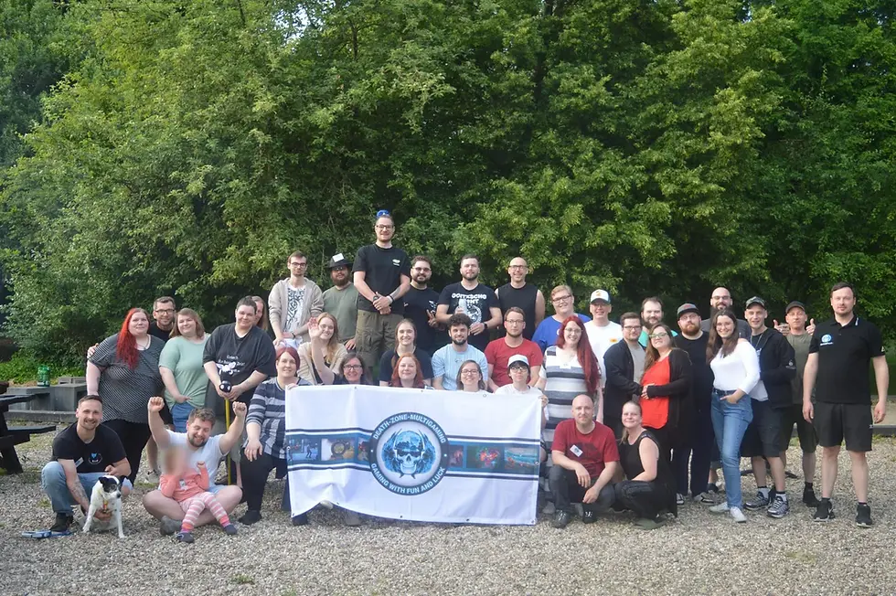 Gruppenfoto von Mitgliedern von Death-Zone-Multigaming bei einem gemeinsamen Vereinstreffen im Freien beim Communitytreffen 2025.