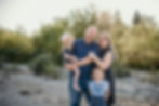 Familie mit Kindern auf einem Steinstrand