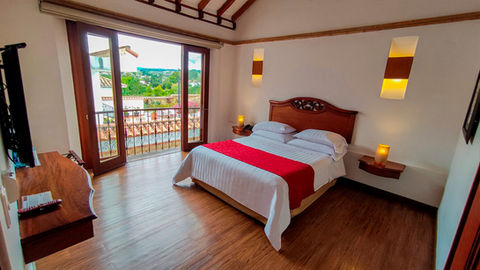 Habitación con cama doble y balcón