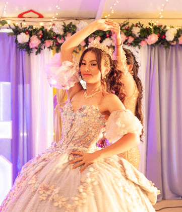 Quinceañera en vestido de gala posando