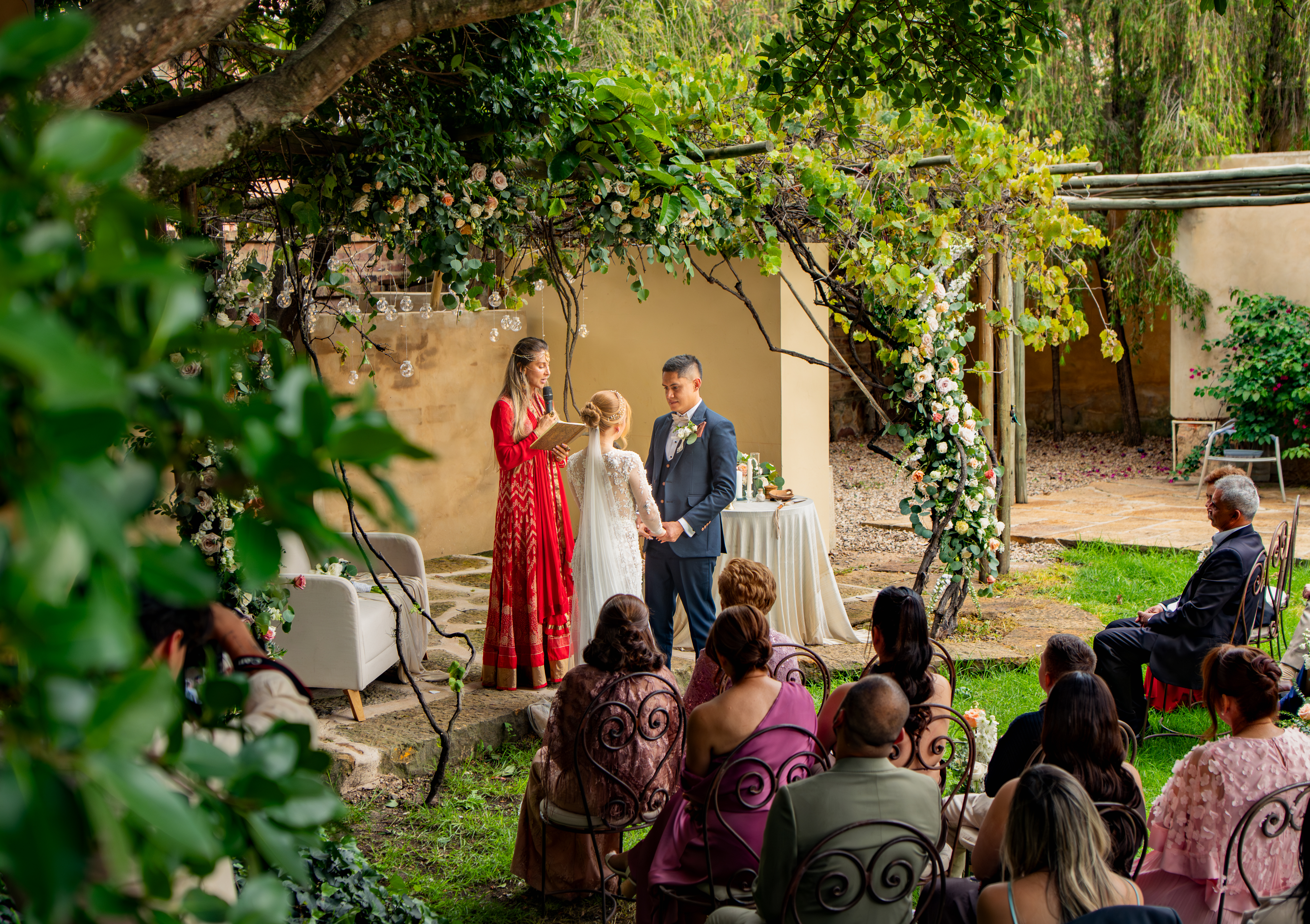 Boda en jardín con pareja y asistentes