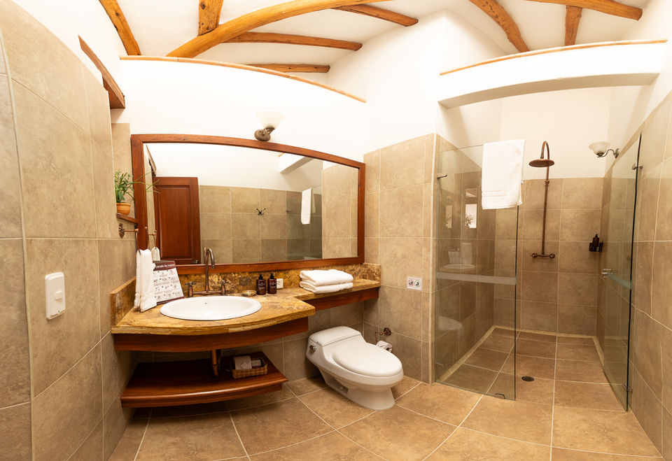 Baño moderno con lavabo, inodoro y ducha