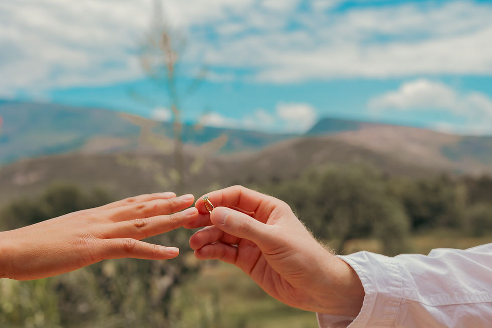 mano de novios poniendo anillo