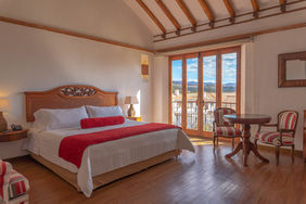 Fotografía de una habitación con iluminación natural, destacando la serenidad y el confort.