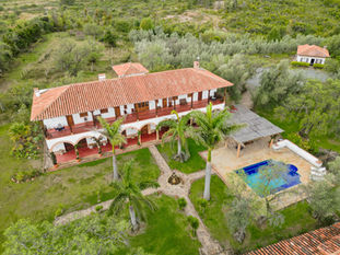 Hacienda con tejas rojas, piscina y palmeras