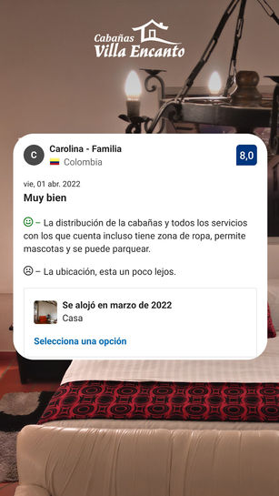 Fotografía de un cliente satisfecho compartiendo su experiencia en el alojamiento.