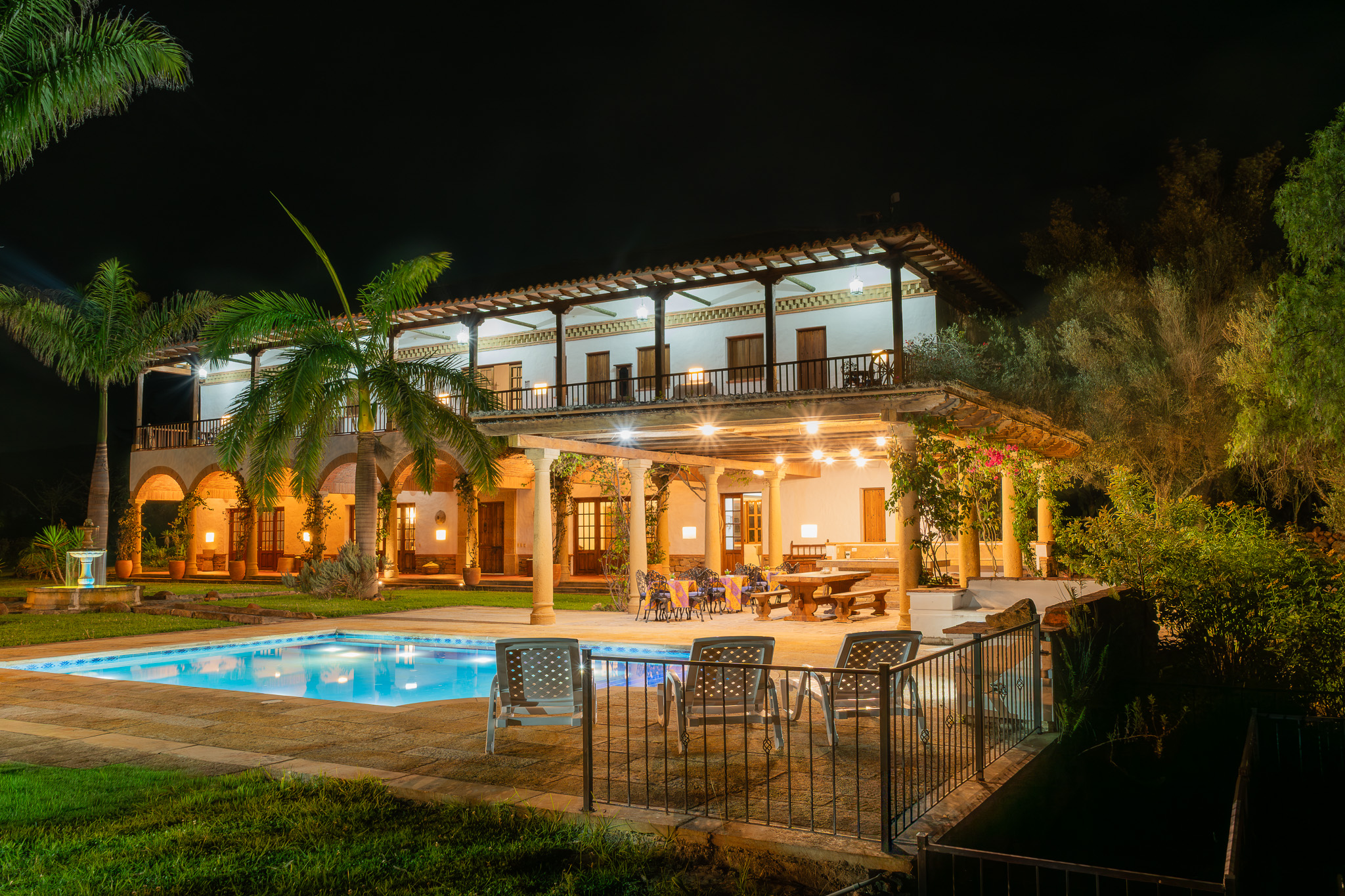 Casa con piscina iluminada de noche