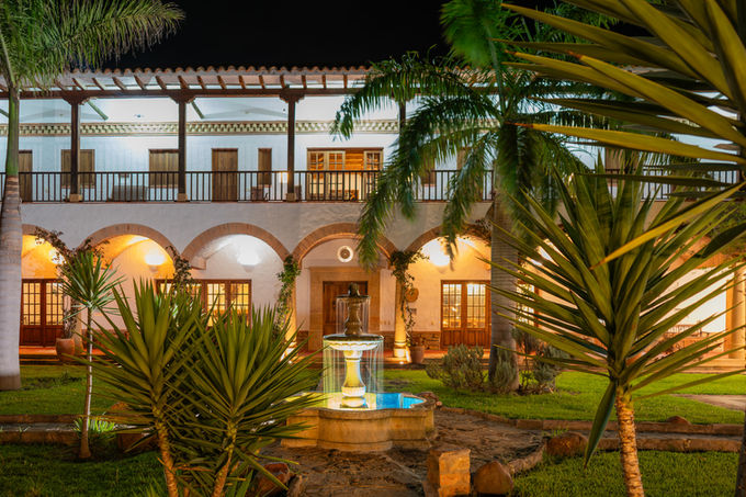 Patio de hotel con fuente iluminada de noche