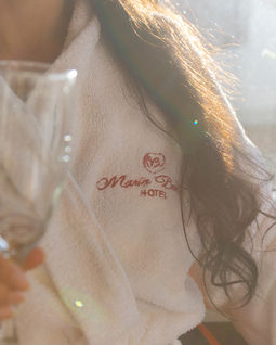 Bata blanca con logo Mezza Luna bordado y copa