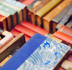 Pila colorida de libros viejos