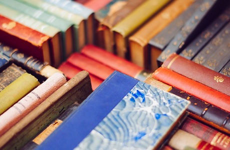 Pile colorée de livres anciens